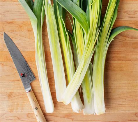 7 Nov 2017 ... Once the leeks are cleaned and ready to go, trim off and discard the very end of the leeks (the roots). Then cut off the dark green leaves on ...